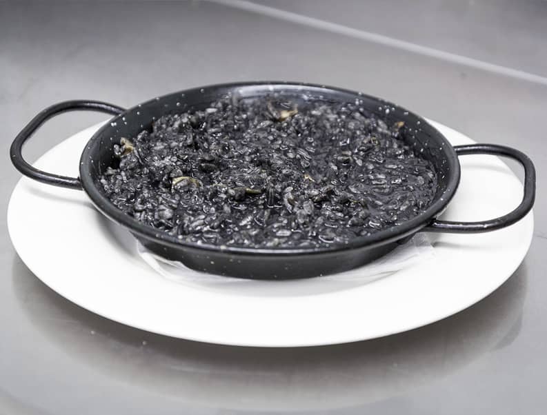 nam-restaurante-arroz-negro-con-calamares-y-mejillones