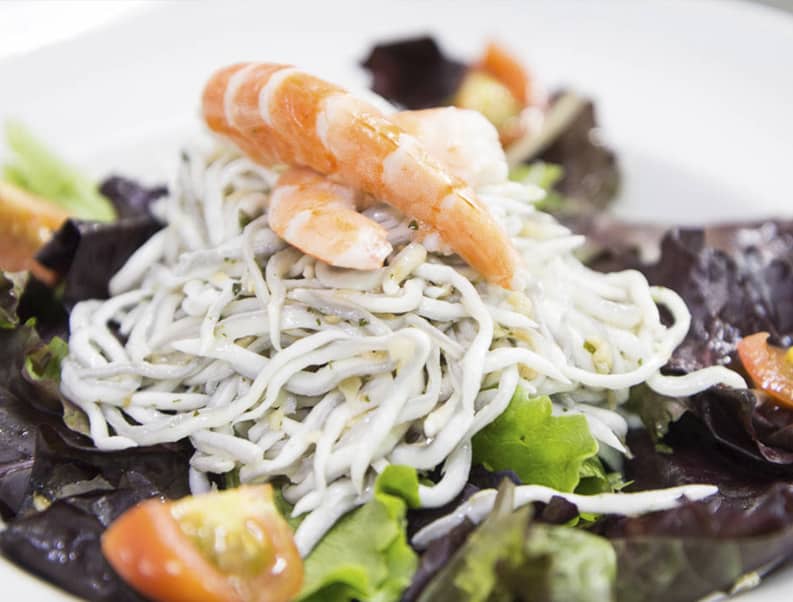 nam-restaurante-ensalada-templada-de-gulas-y-langostinos