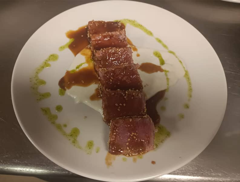 nam-restaurante-tataki-de-atun-con-ajo-blanco-y-vinagreta-de-jengibre